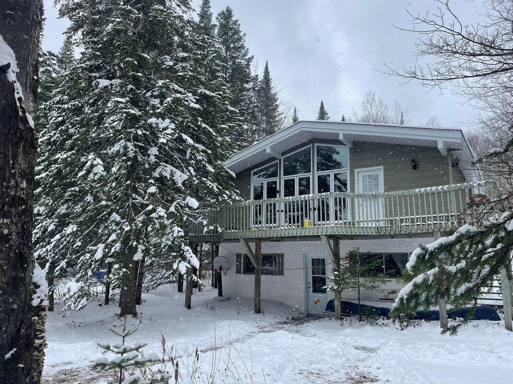 Extérieur du chalet en hiver