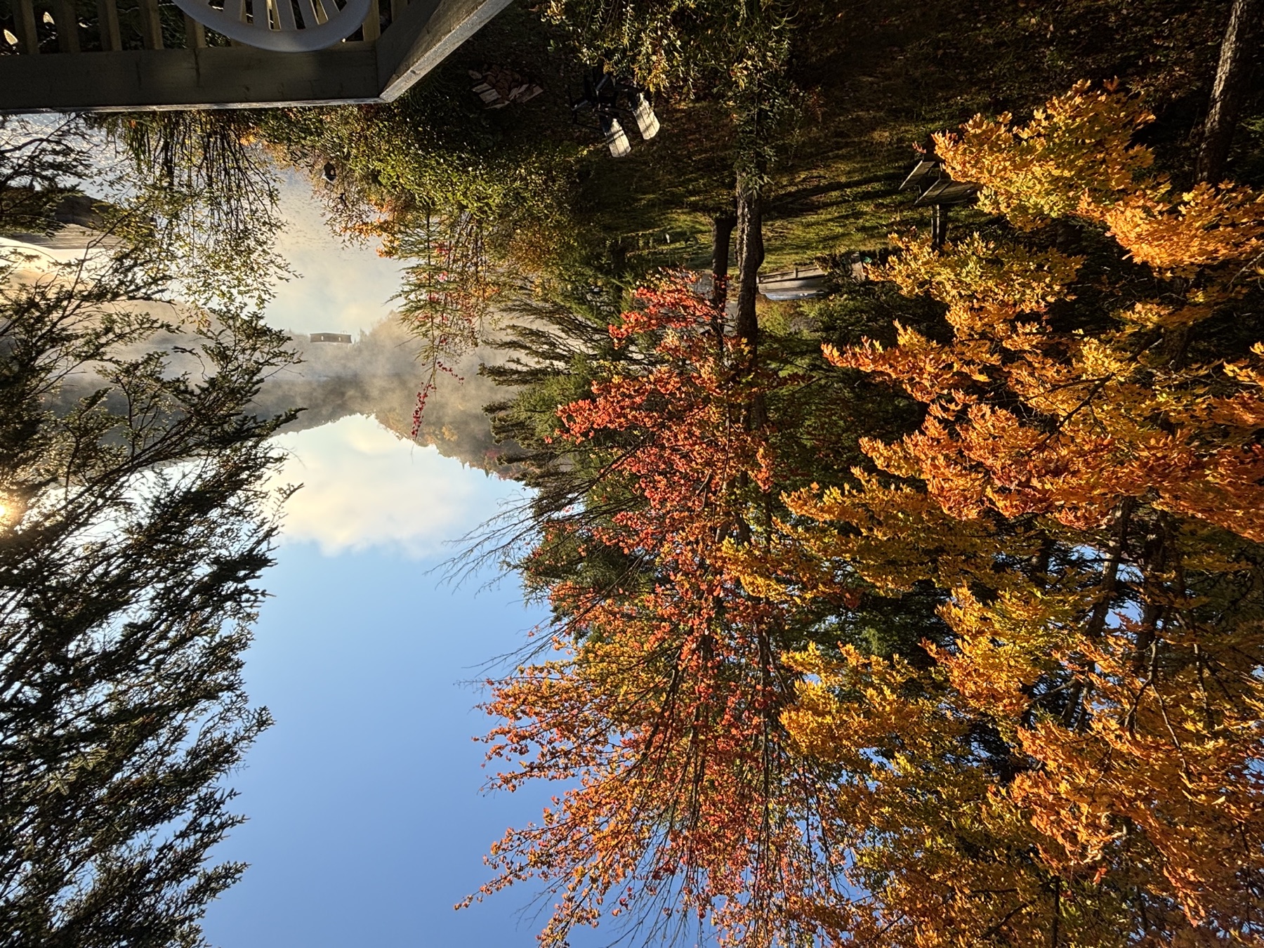 Vue sur le lac et les couleurs d'automne