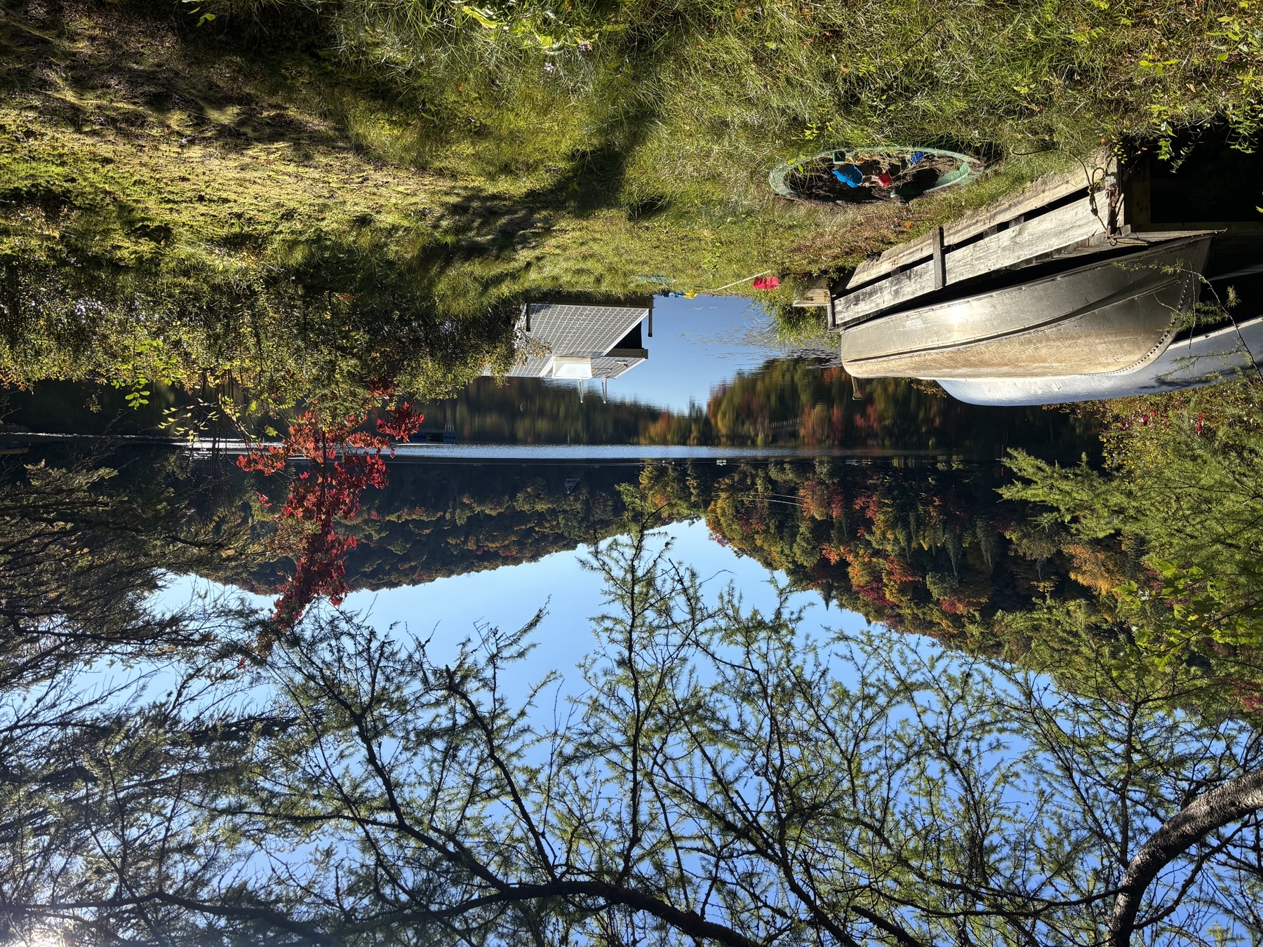 Vue du lac en automne avec canot
